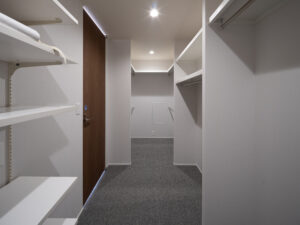 カーペット敷きのファミリークローゼット