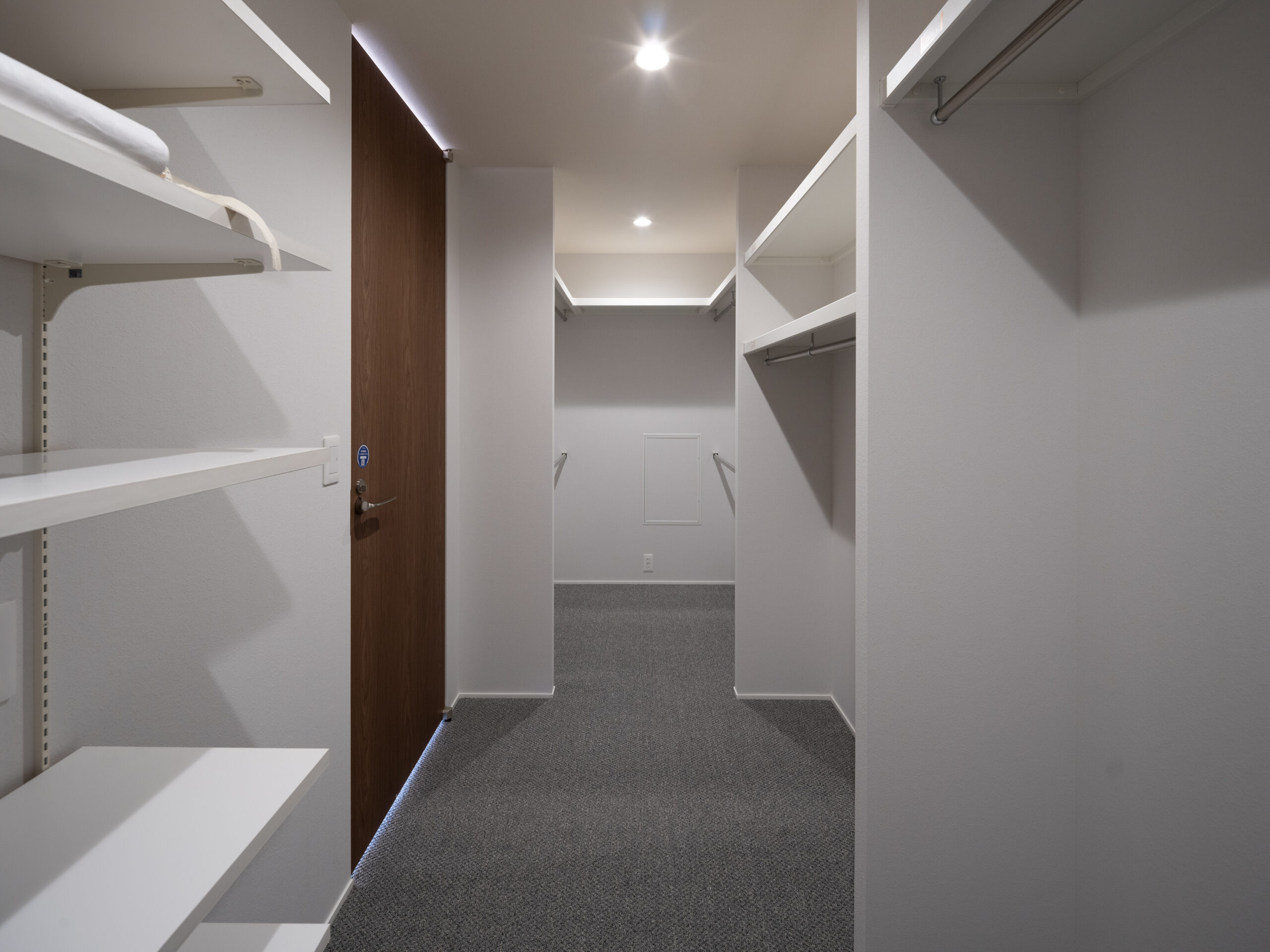 カーペット敷きのファミリークローゼット