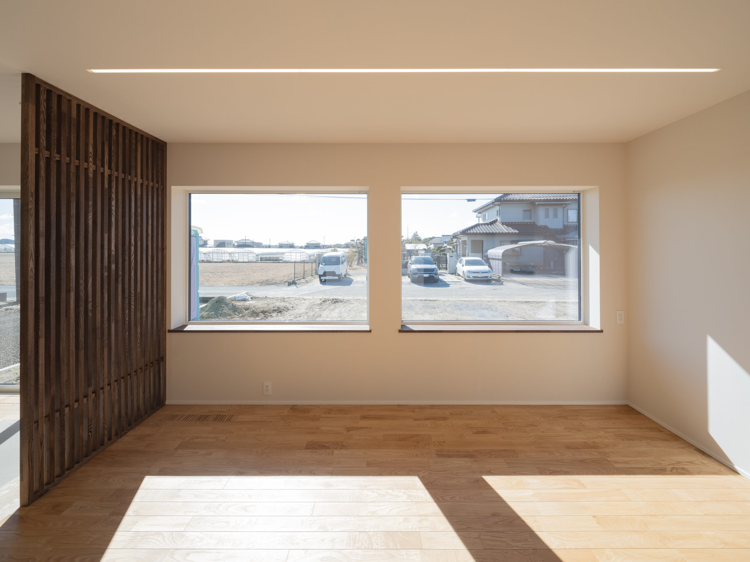 大きなFIX窓が印象的なリビング