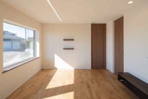 ハイドアを取り入れた開放的なリビング