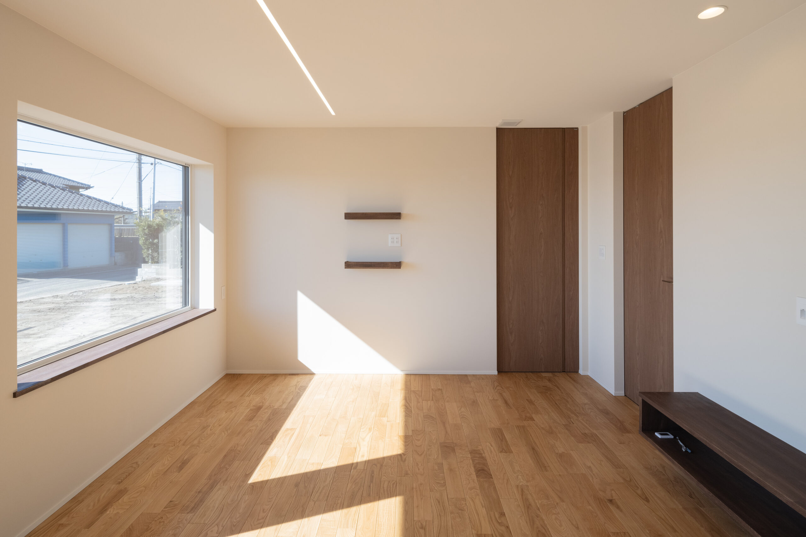 ハイドアを取り入れた開放的なリビング