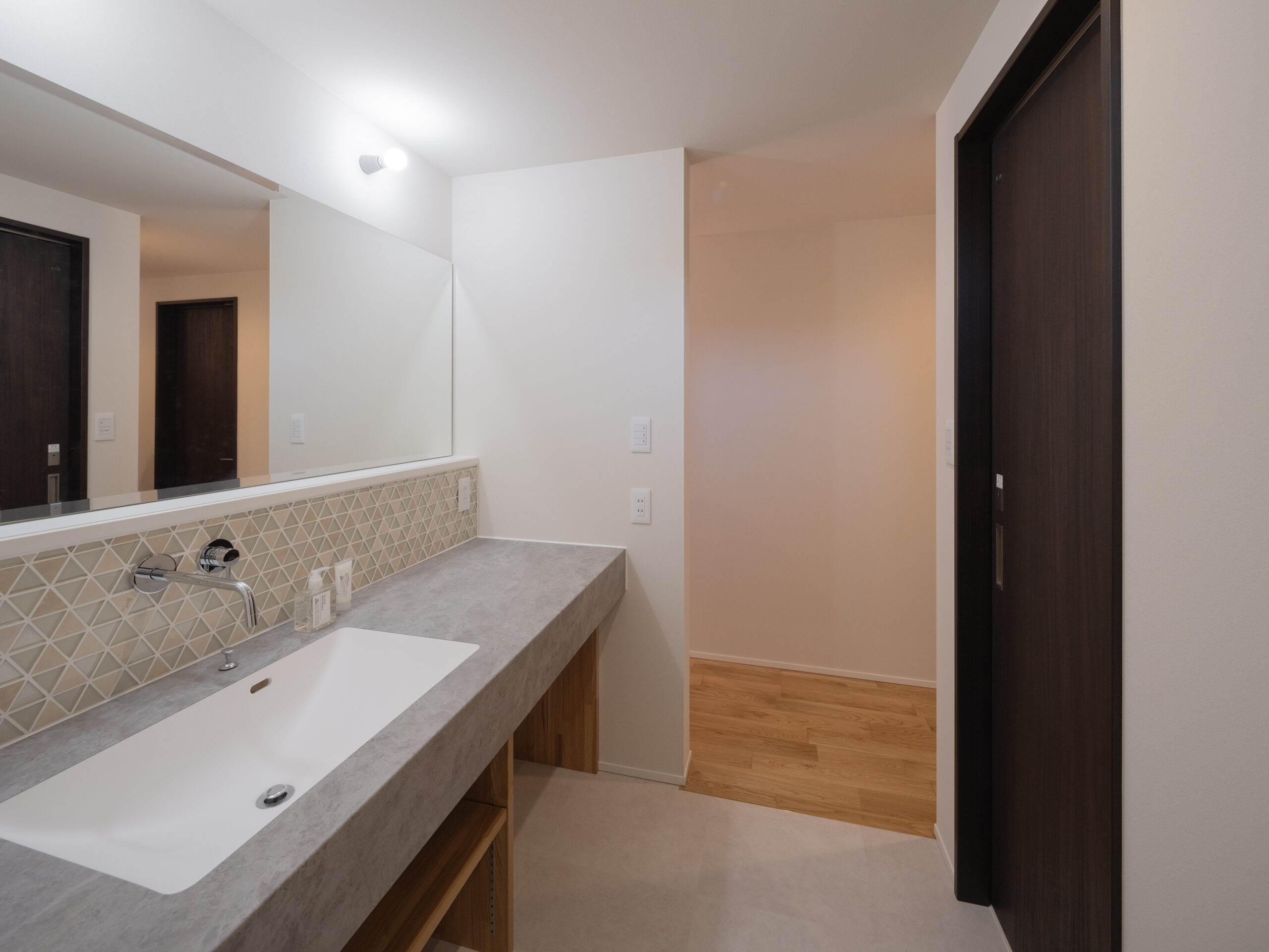 オープン収納を採用した造作の洗面化粧台