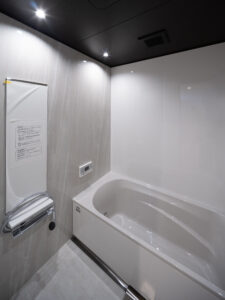 シックな色合いの浴室