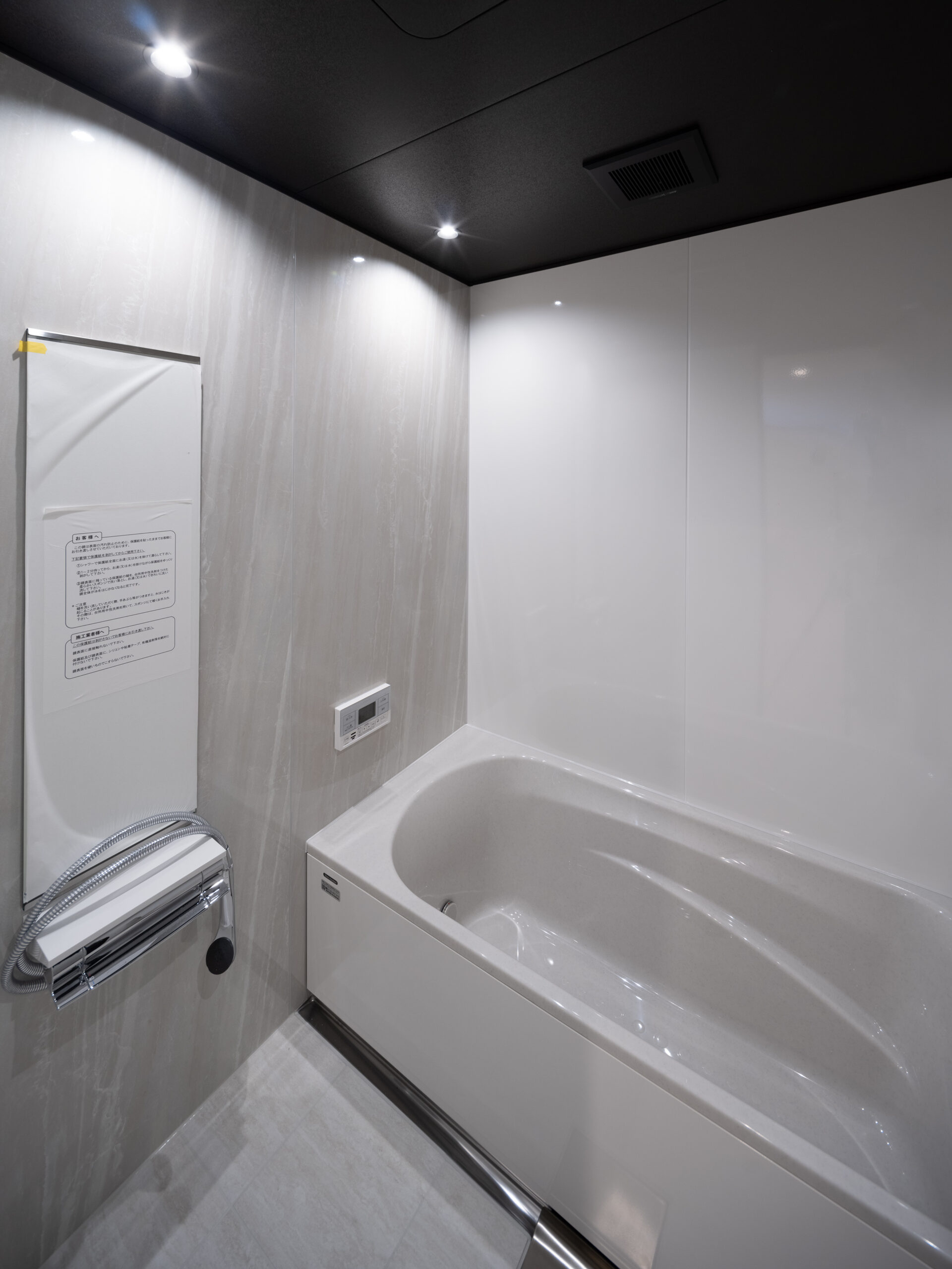 シックな色合いの浴室