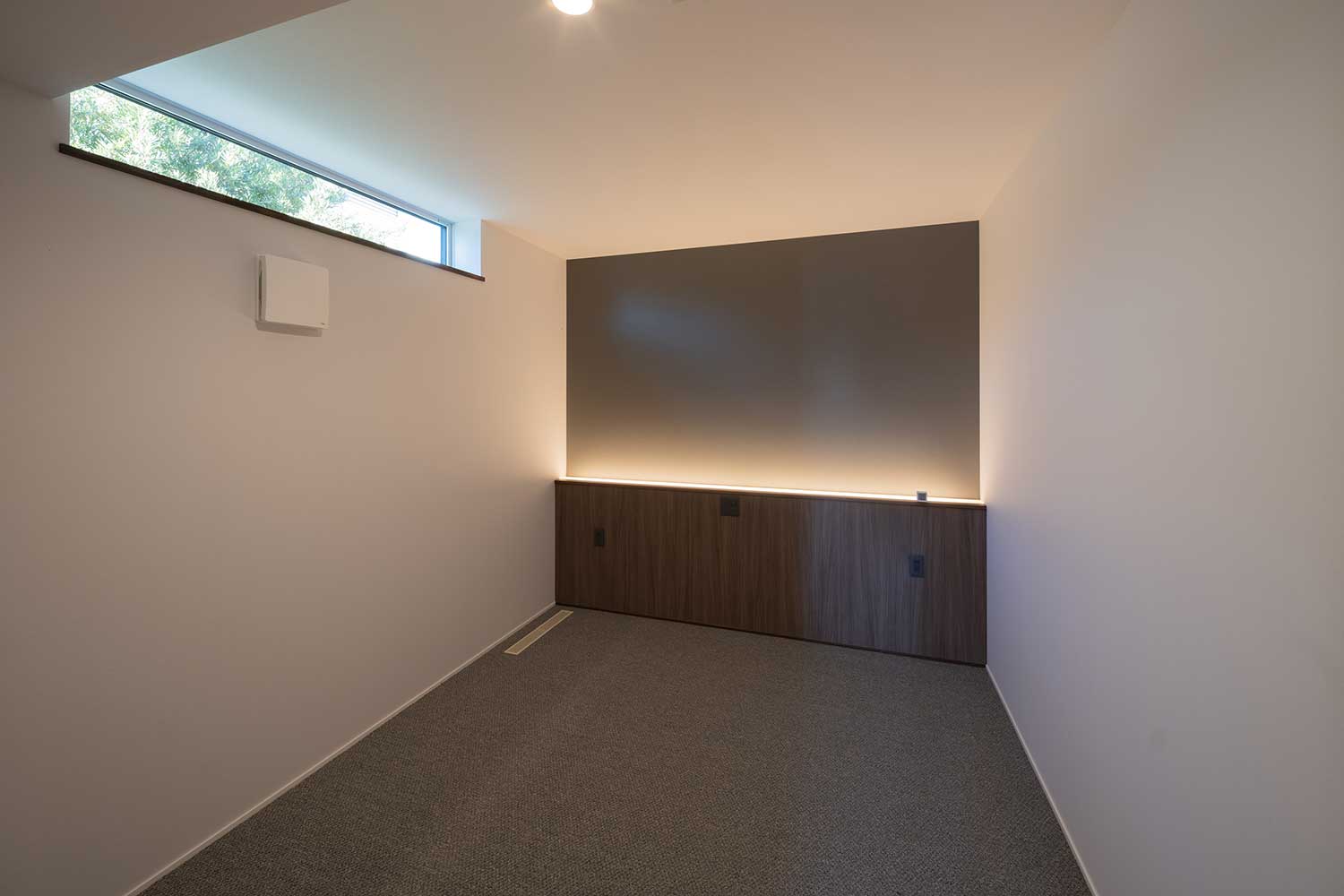 西側に窓を配置した寝室