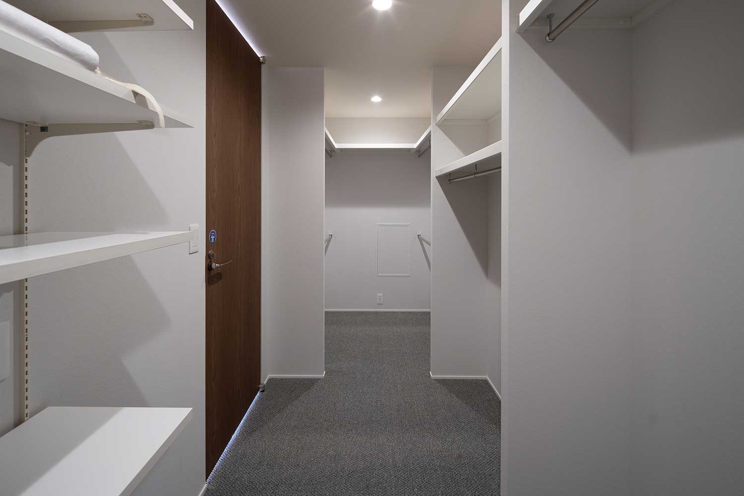 カーペット敷きのファミリークローゼット