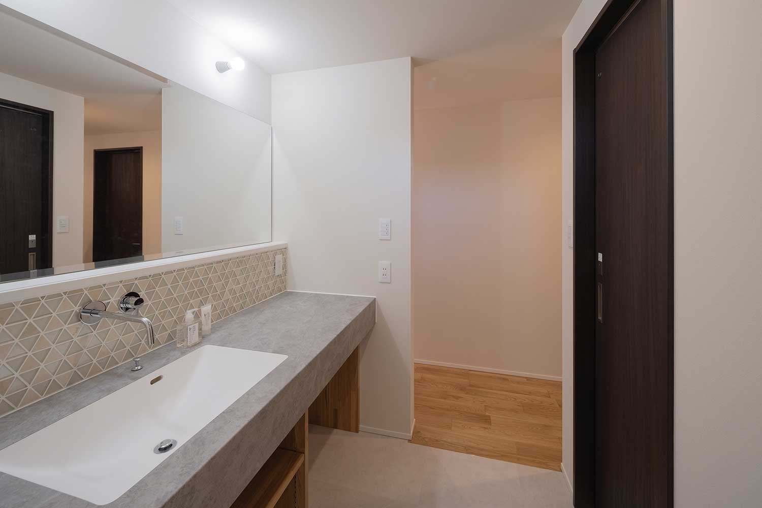 オープン収納を採用した造作の洗面化粧台