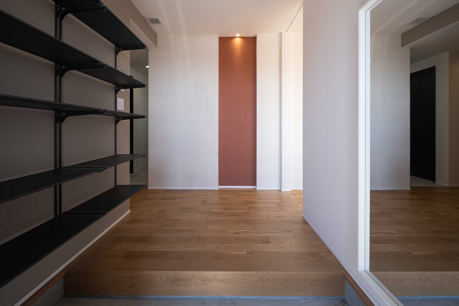 可動棚を取り入れた開放的な玄関