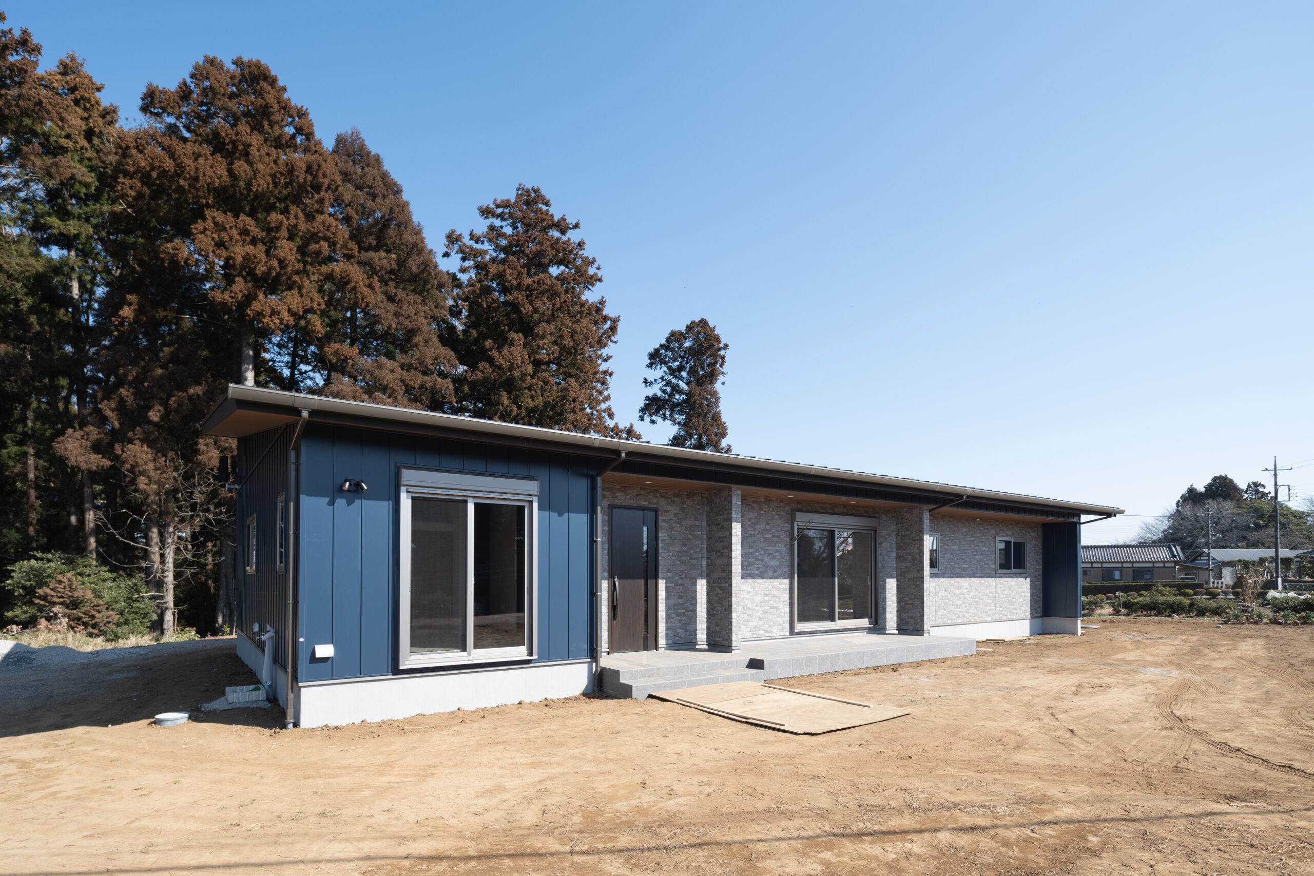 ガルバリウムとサイディングを組み合わせた外観