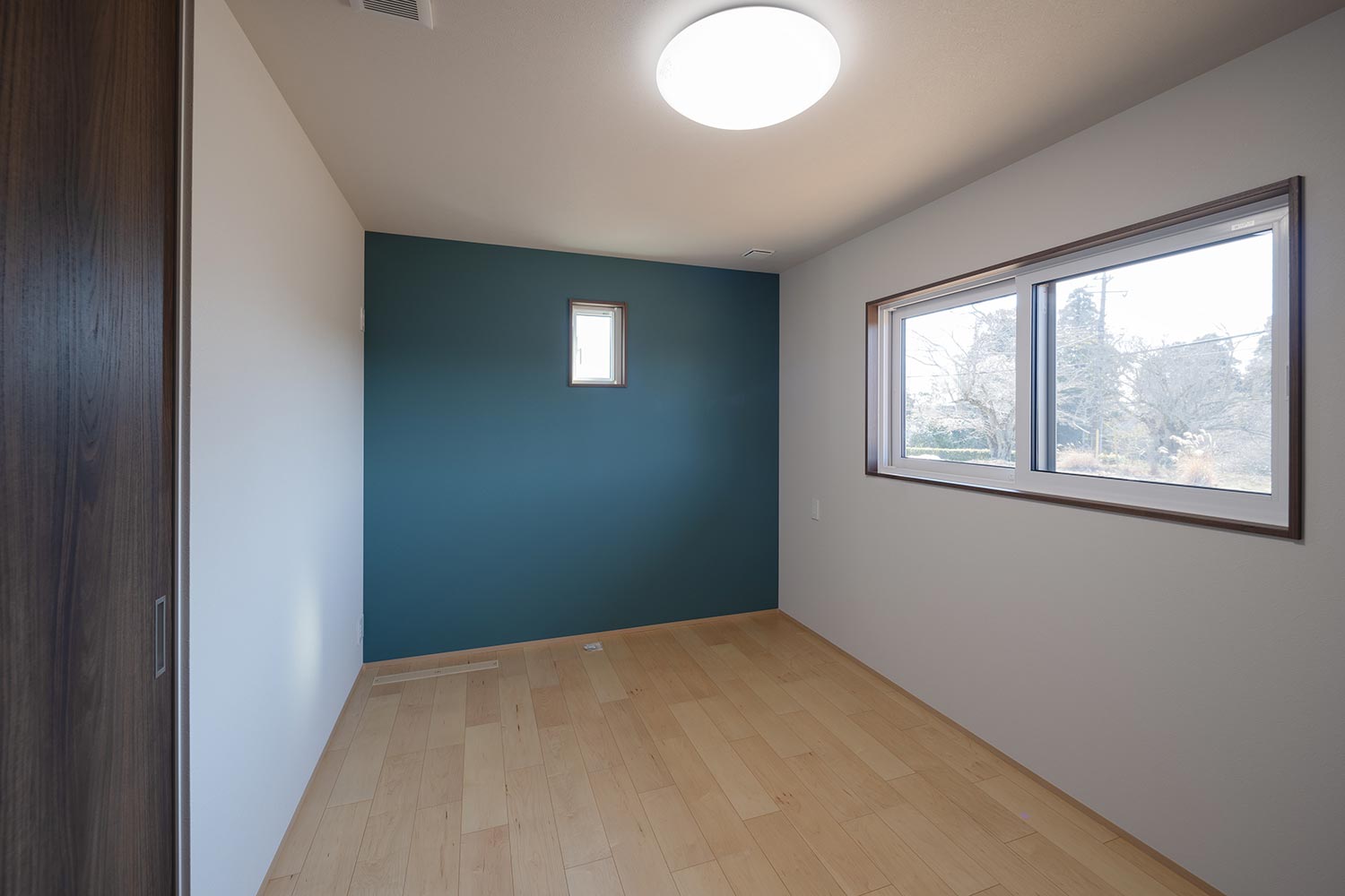 アクセントクロスのある洋室