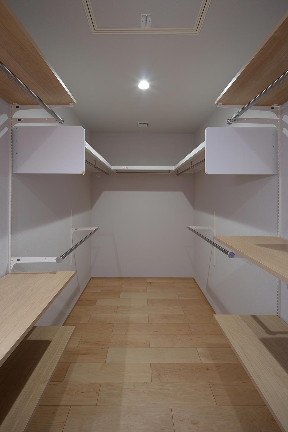 ワイドなウォークインクローゼット