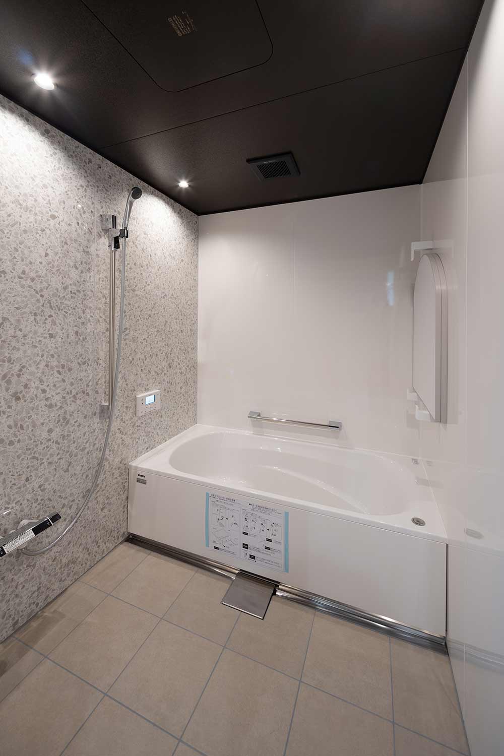 シックな色合いの浴室