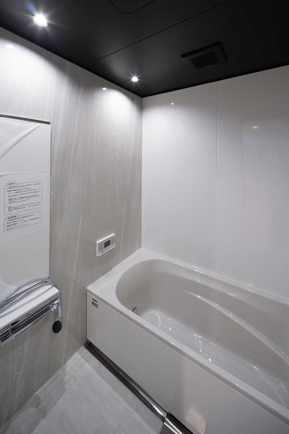 シックな色合いの浴室