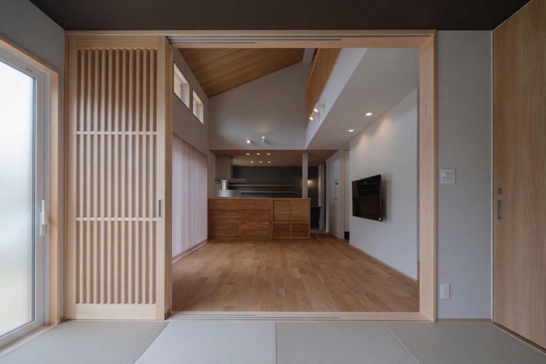 リビング入口の格子建具