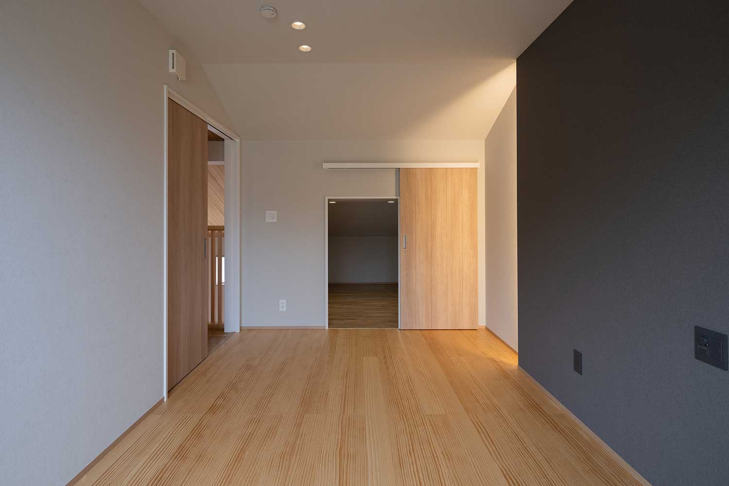 2階の主寝室＋小屋裏収納