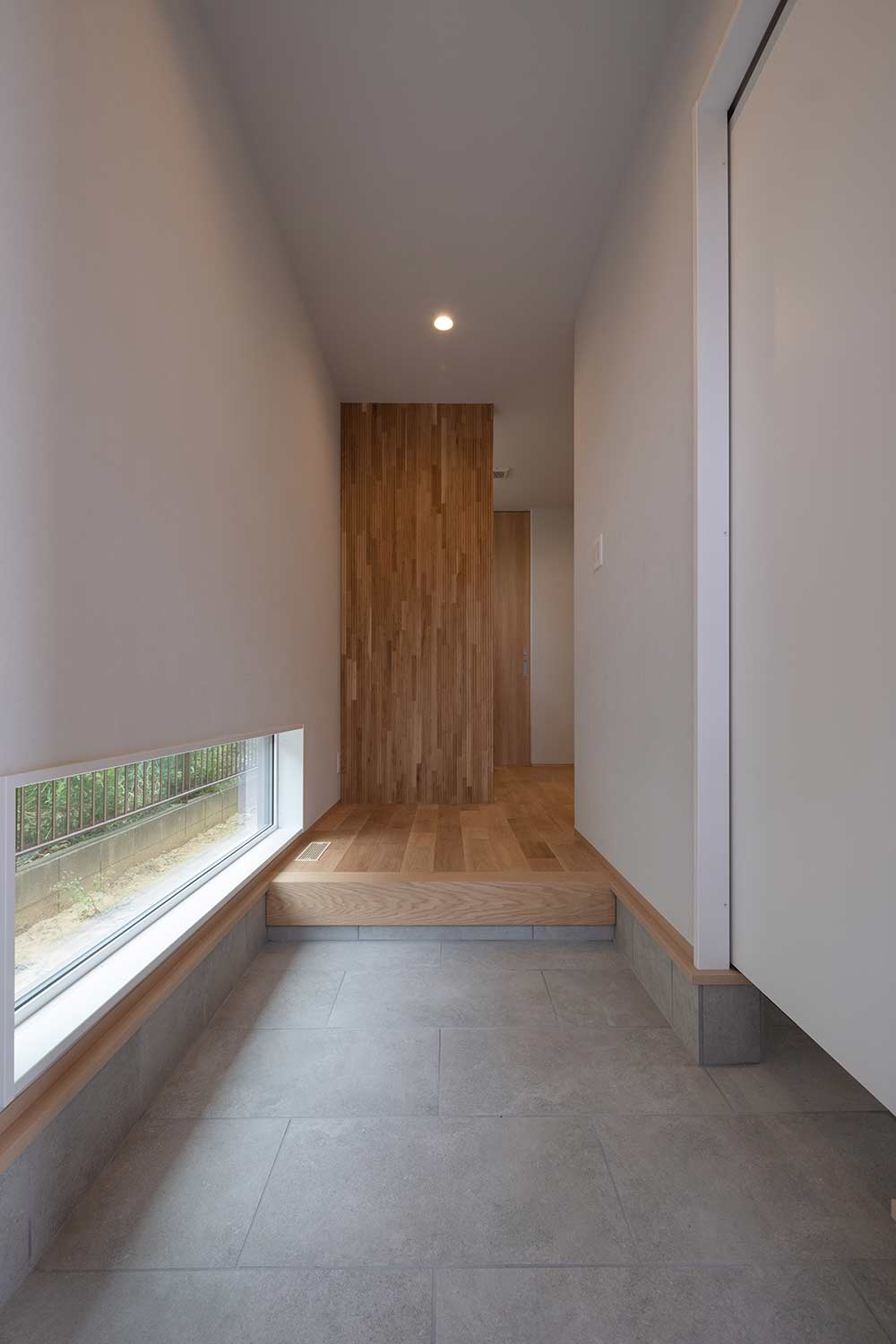 地窓のある玄関ホール