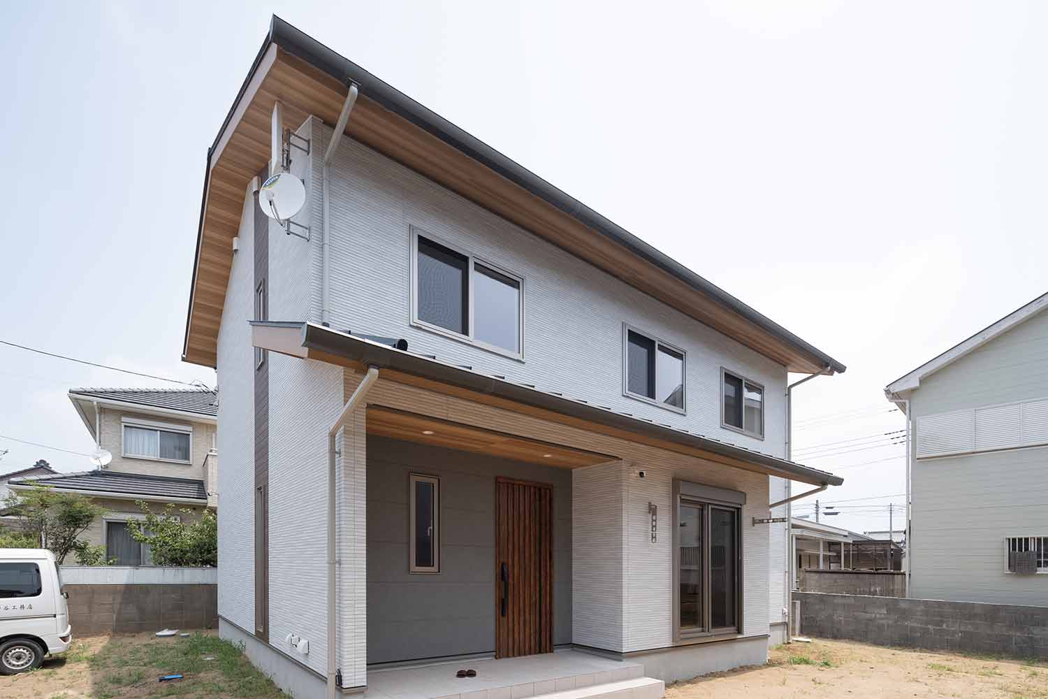 飽きのこないシンプルで落ち着いた佇まいの外観