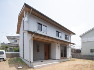 飽きのこないシンプルで落ち着いた佇まいの外観