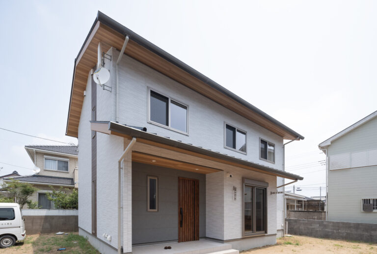飽きのこないシンプルで落ち着いた佇まいの外観