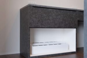 背面収納にはエアコンを収納し生活感を抑える工夫を