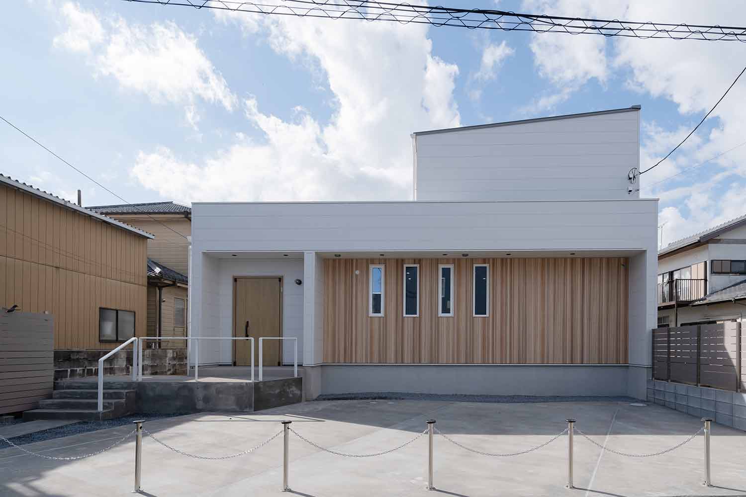 木目調サイディングが印象的な外観